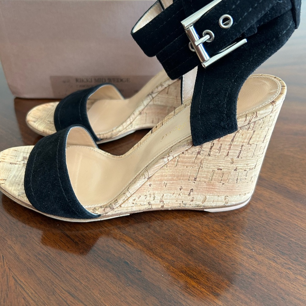 Gianvito Rossi Rikki wedge sandals


Worn couple of times excellent condition